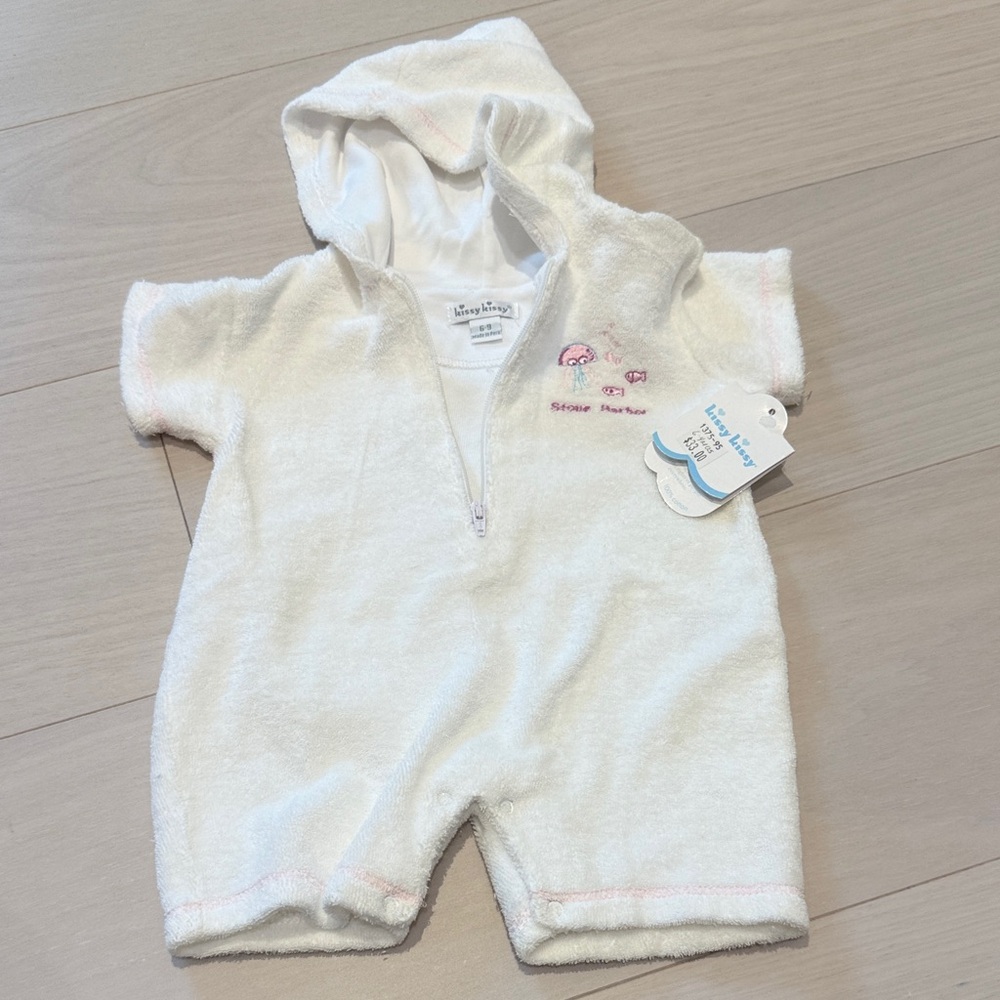 New with tags kissy Kissy White Hooded Terry Romper with Pink Embroidery 6-9